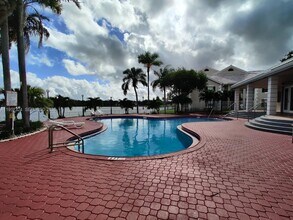 2890 N Oakland Forest Dr in Oakland Park, FL - Building Photo - Building Photo