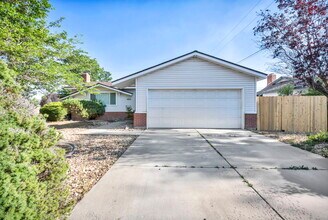 405 Gregory Way in Sparks, NV - Building Photo - Building Photo