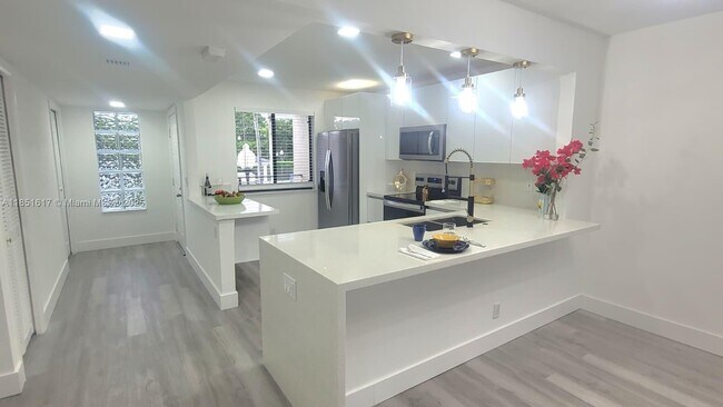 428 Lakeview Dr in Weston, FL - Building Photo - Building Photo