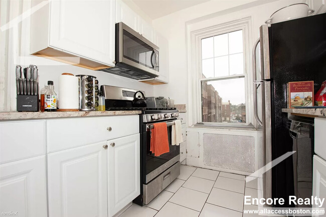 2003 Commonwealth Ave in Boston, MA - Building Photo - Building Photo