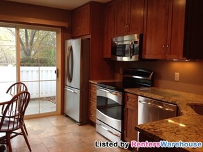 15721 Lower Fjord Way in Apple Valley, MN - Foto de edificio - Building Photo