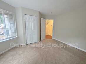 250 W Whispering Oaks Ln in Round Lake, IL - Building Photo - Building Photo