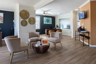 Woodside Flats in Dallas, TX - Building Photo