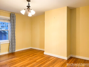 87 Pearl St, Unit A in Newton, MA - Foto de edificio - Building Photo