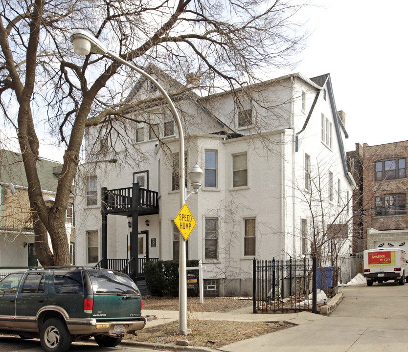 1235-1237 W Winona St in Chicago, IL - Building Photo