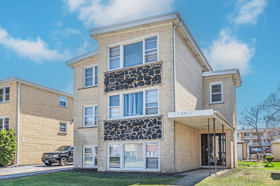 651 Beau Ct in Des Plaines, IL - Foto de edificio