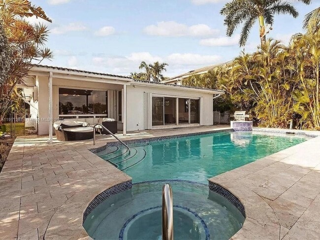 565 N Shore Dr in Miami Beach, FL - Building Photo - Building Photo