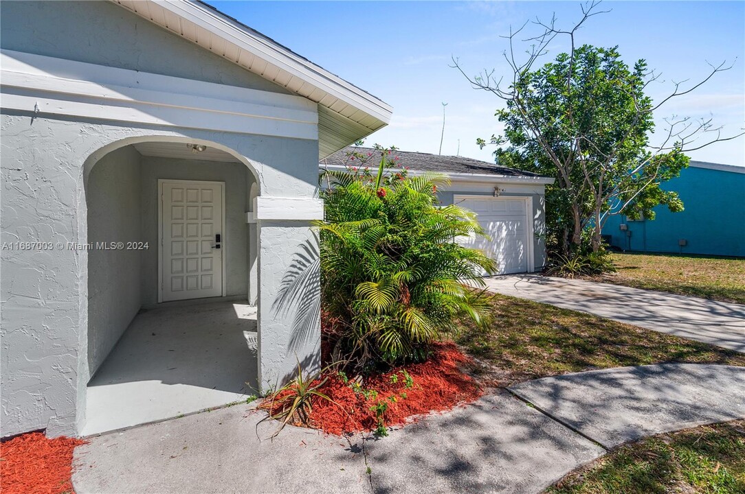 461 SE Evans Ave in Port St. Lucie, FL - Building Photo