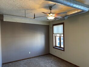 132 S Dakota Ave, Unit 304 in Sioux Falls, SD - Foto de edificio - Building Photo