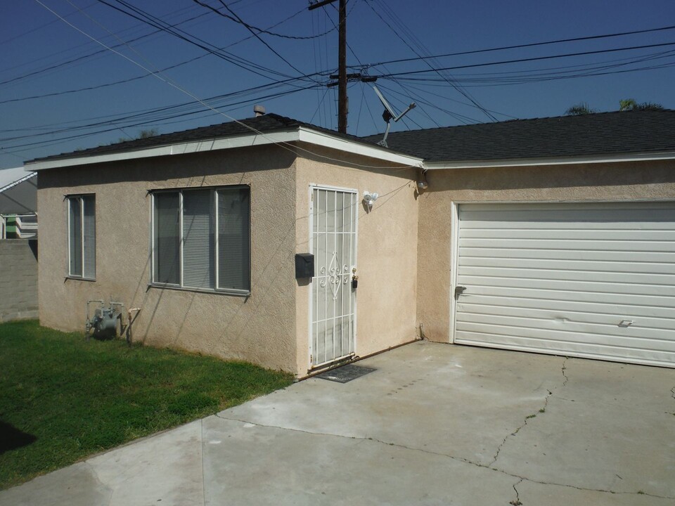 10450 Capistrano Ave in South Gate, CA - Foto de edificio