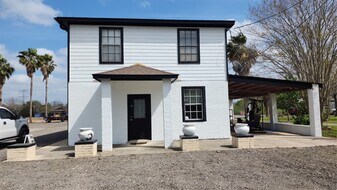 4102 County Rd 190 in Rosharon, TX - Building Photo