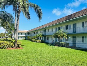 1400 Broadway in Lantana, FL - Foto de edificio - Building Photo