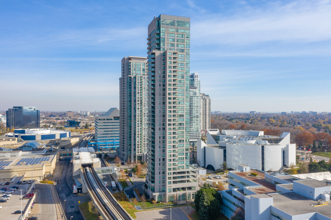 Equinox II in Toronto, ON - Building Photo