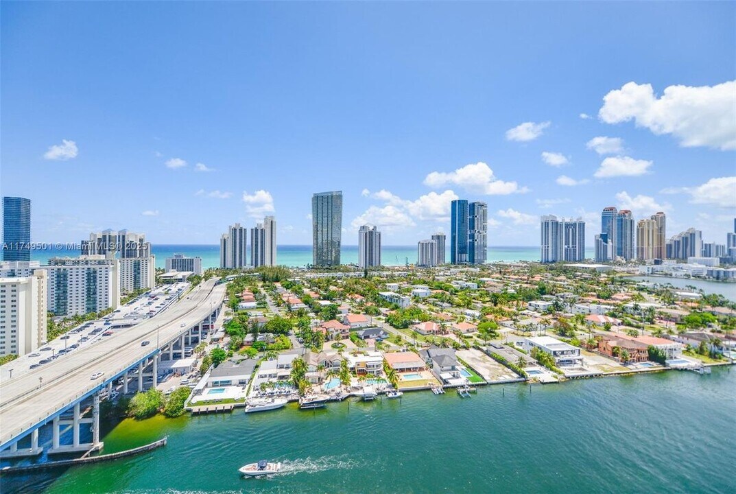 19195 NE 36th Pl in Aventura, FL - Building Photo