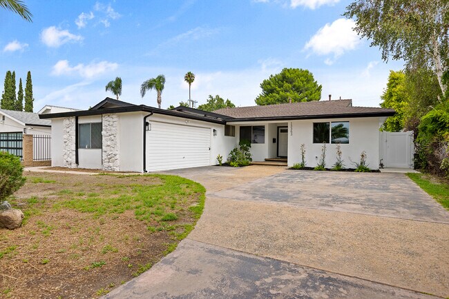 13353 Erwin St, Unit 13355 in Van Nuys, CA - Building Photo - Building Photo