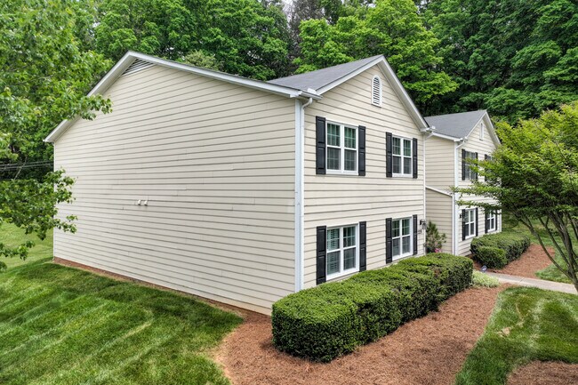 Williamsburg Square in Greensboro, NC - Foto de edificio - Building Photo