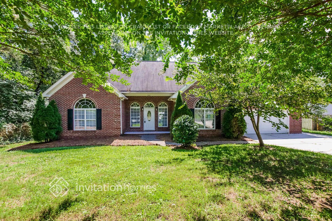 15020 Woodstar Rd in Matthews, NC - Building Photo