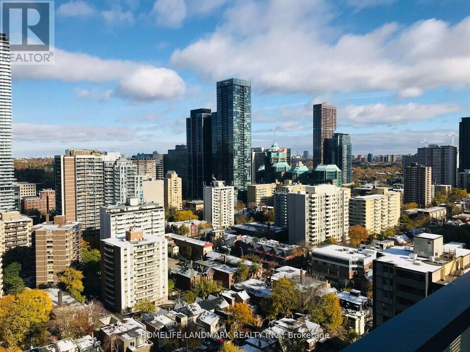 28 Wellesley St E in Toronto, ON - Building Photo