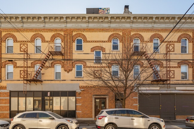 778 Woodward Ave in Ridgewood, NY - Foto de edificio - Building Photo