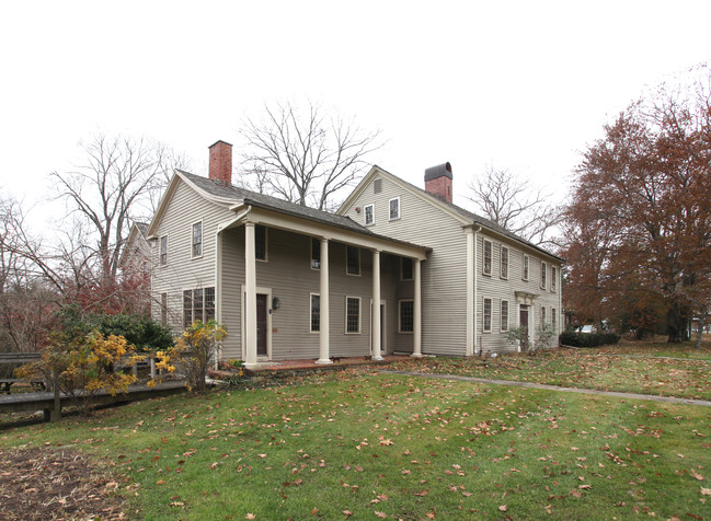 346 Main St S in Woodbury, CT - Foto de edificio - Building Photo