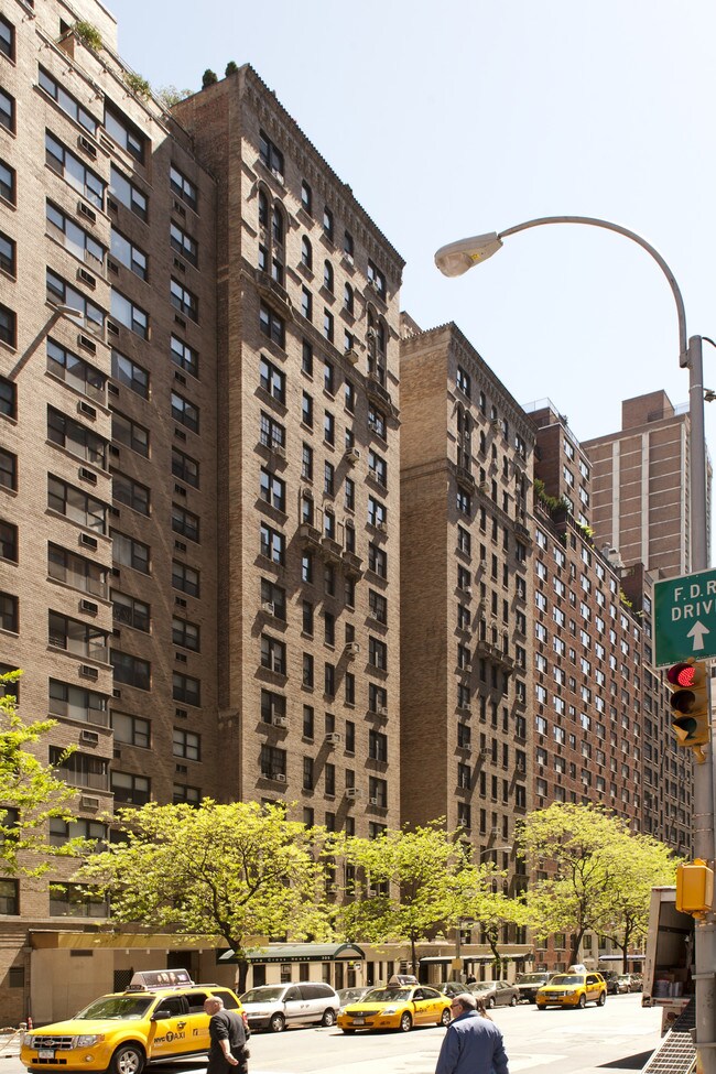 311 E 72nd St in New York, NY - Foto de edificio - Building Photo