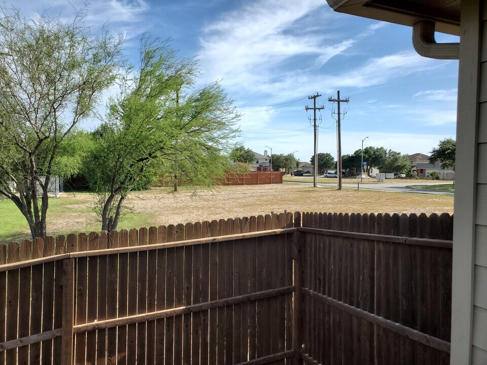 10110 Raspberry Oak in San Antonio, TX - Building Photo