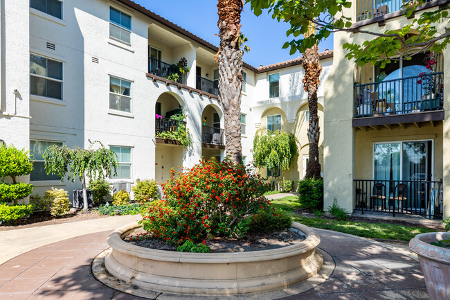 Hacienda Creek Senior Apartments in San Jose, CA - Foto de edificio - Building Photo