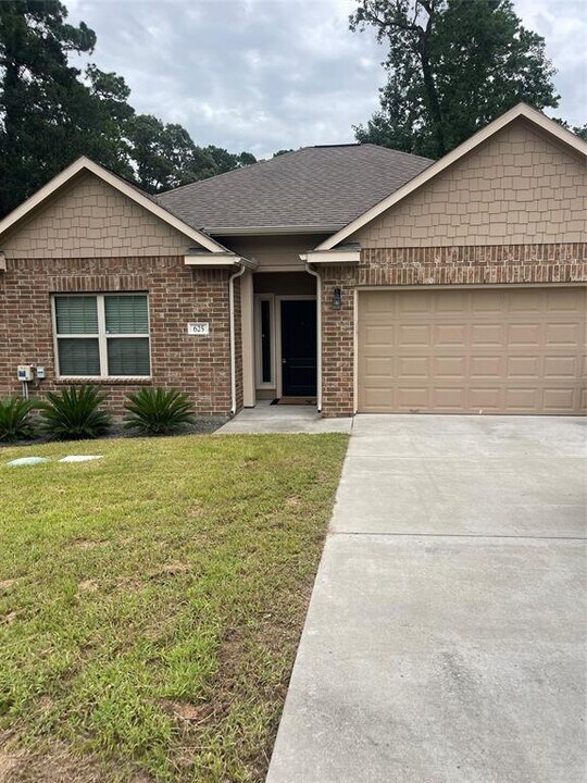 625 Cherokee Dr in Montgomery, TX - Building Photo