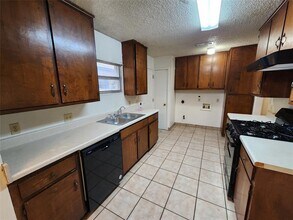 6909 Cooper Ln in Austin, TX - Building Photo - Building Photo