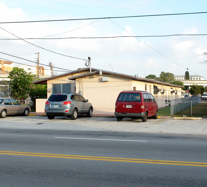 527 E 21st St in Hialeah, FL - Building Photo