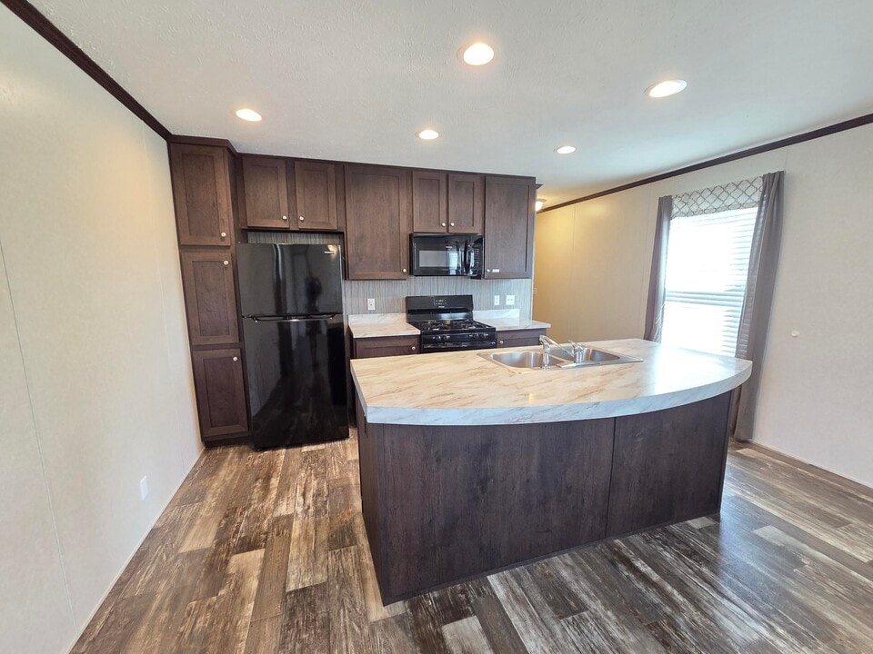5 Cedar in Highland, MI - Building Photo