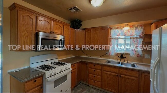 1737 W Buena Vista Ave in Visalia, CA - Building Photo - Building Photo