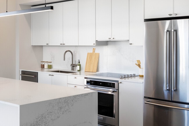 Avalon South Miami in South Miami, FL - Building Photo - Building Photo