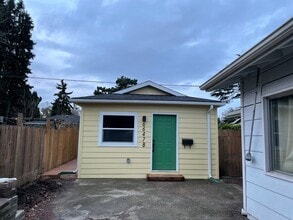 6647 N Astor St, Unit B in Portland, OR - Foto de edificio - Building Photo