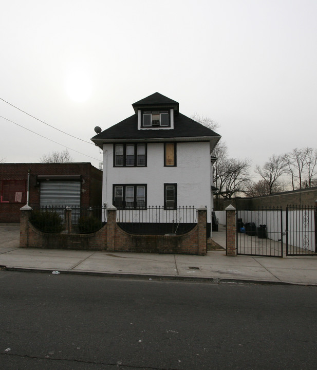 115-70 Dunkirk St in Jamaica, NY - Building Photo