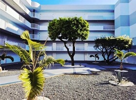 8261 NW 8th St in Miami, FL - Building Photo