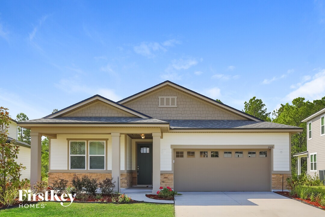 2103 Amberly Dr in Middleburg, FL - Building Photo