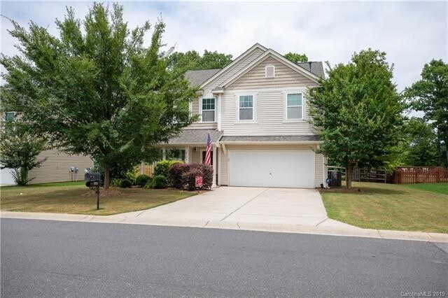2124 Lake Vista Drive in Mount Holly, NC - Building Photo