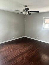 1050 W Touhy Ave, Unit 2 in Park Ridge, IL - Building Photo - Building Photo