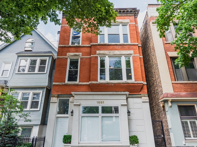 property at 1026 W Roscoe St