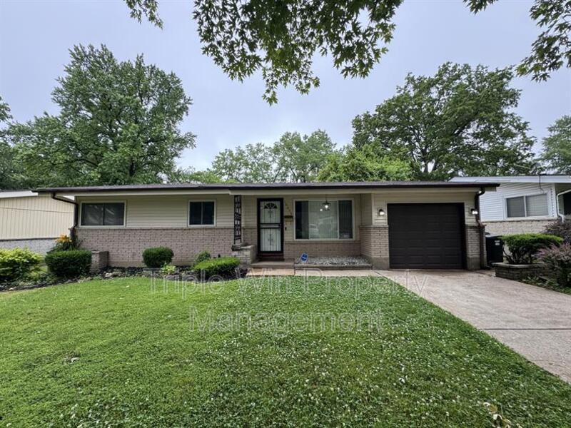 10655 Hallwood Dr in St. Louis, MO - Building Photo