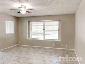 5015 Walt Schirra St in Kirby, TX - Building Photo - Building Photo