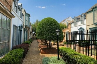 9844 Valley Meadow Ct in Dallas, TX - Building Photo - Building Photo