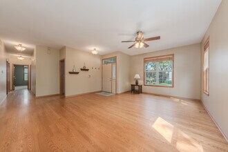 1065 Red Clover Dr in Aurora, IL - Building Photo - Building Photo