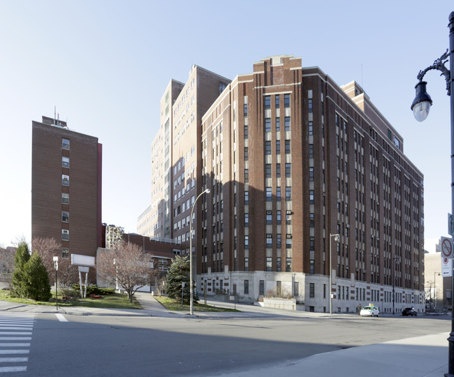 EAST/WEST CONDOS - PHASE 2 in Montréal, QC - Building Photo - Building Photo