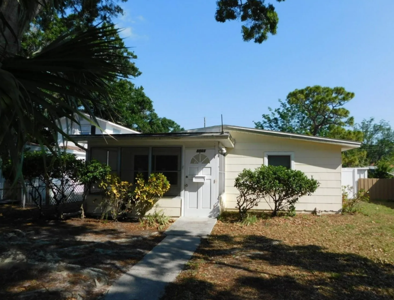 5566 Kelly Dr N in St. Petersburg, FL - Building Photo