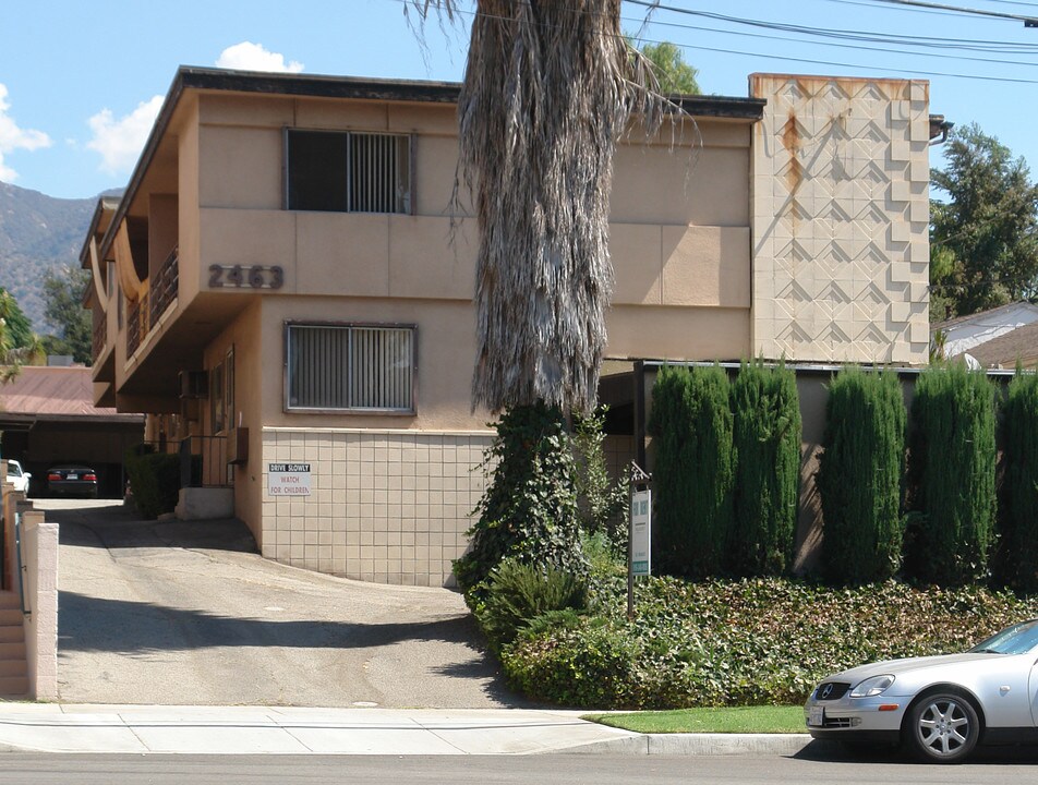 2463 Montrose Ave in Montrose, CA - Foto de edificio