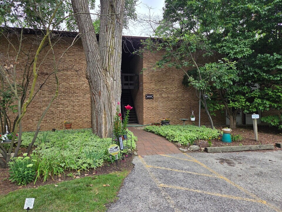 5522 E Lake Dr in Lisle, IL - Building Photo