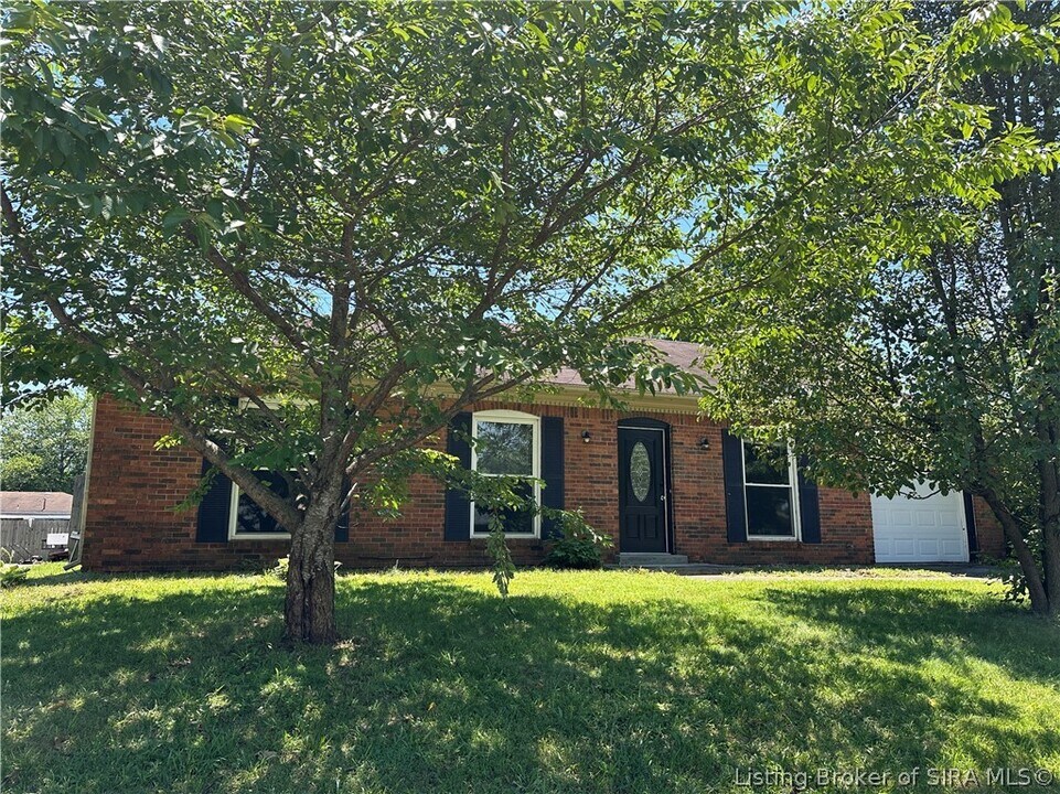 629 Denton Ave in Sellersburg, IN - Building Photo