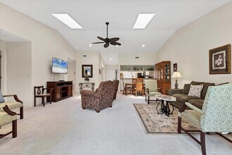 3946 Wilshire Cir E in Sarasota, FL - Building Photo - Building Photo